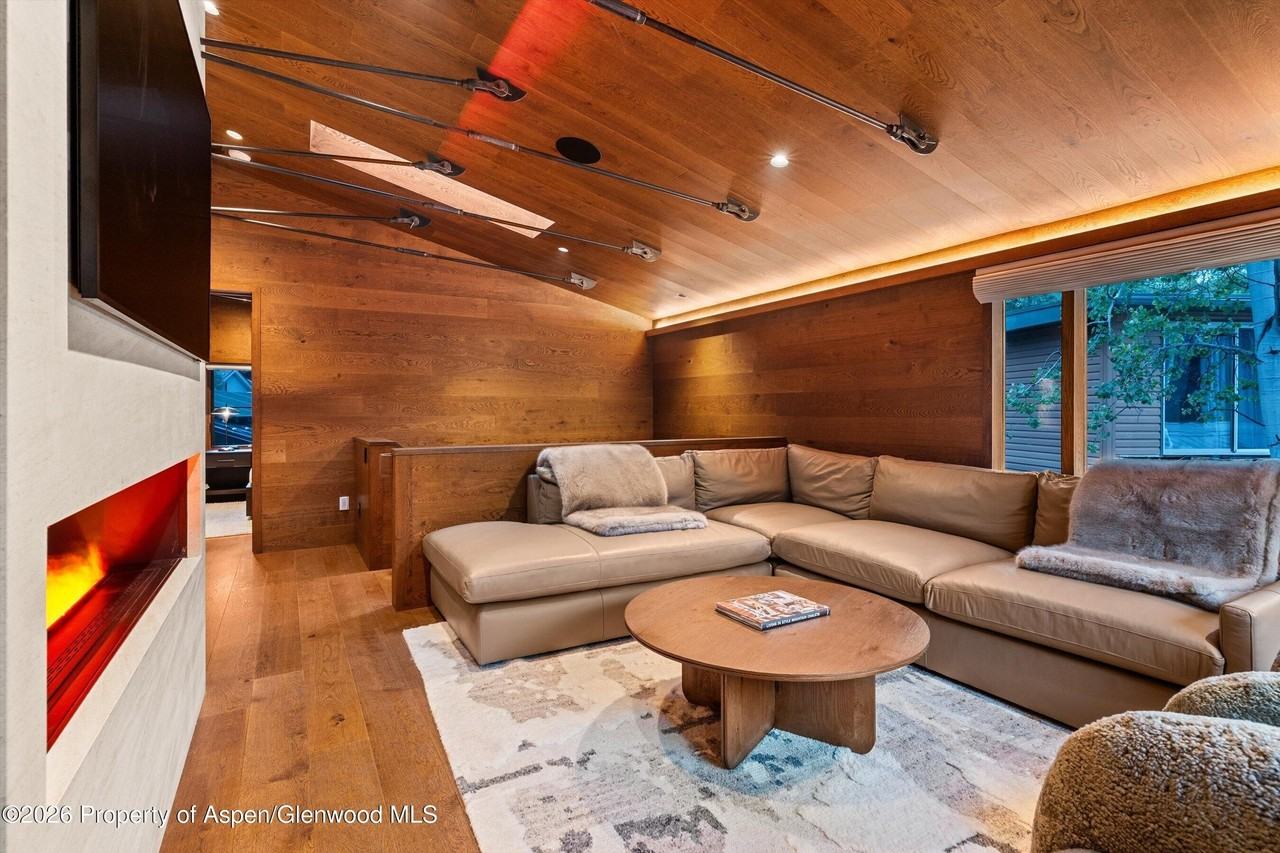 312 W Hyman Ave - Photo 4 of 48