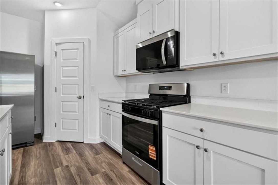 W Folsom St - Photo 6 of 30