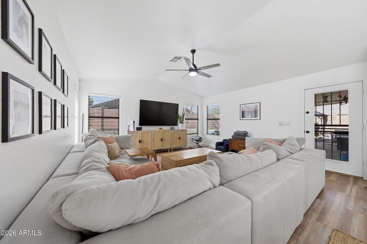 10414 W Daley Ln - Photo 4 of 34