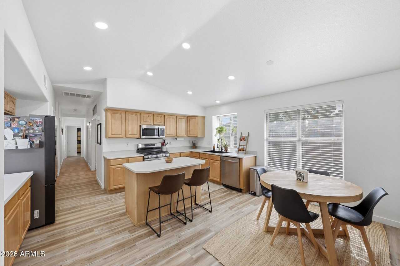 10414 W Daley Ln - Photo 6 of 34