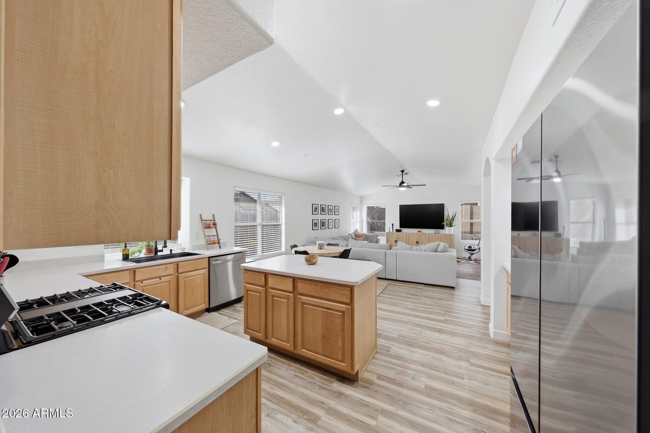 10414 W Daley Ln - Photo 7 of 34