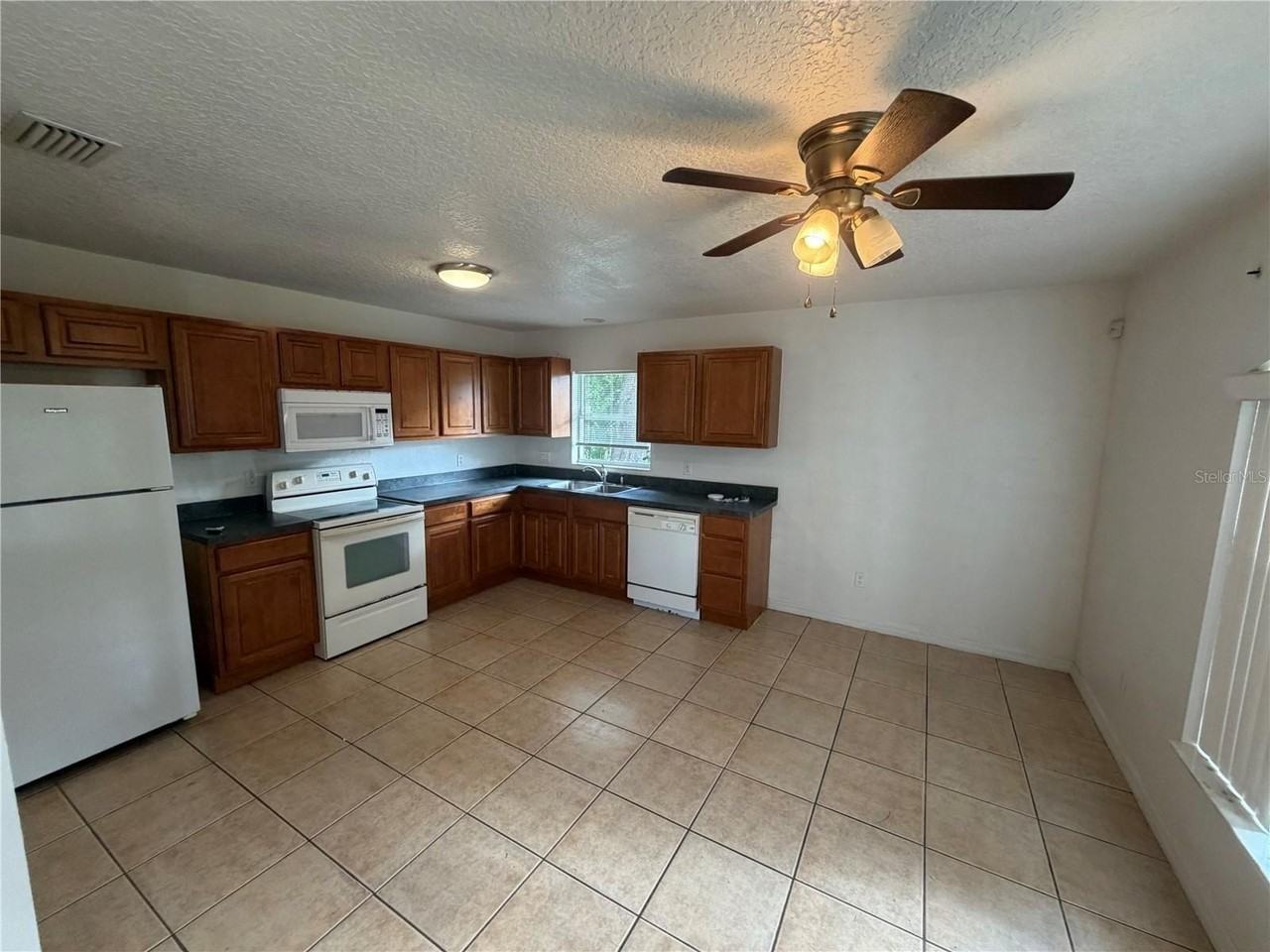 1050 6th St - Photo 4 of 14