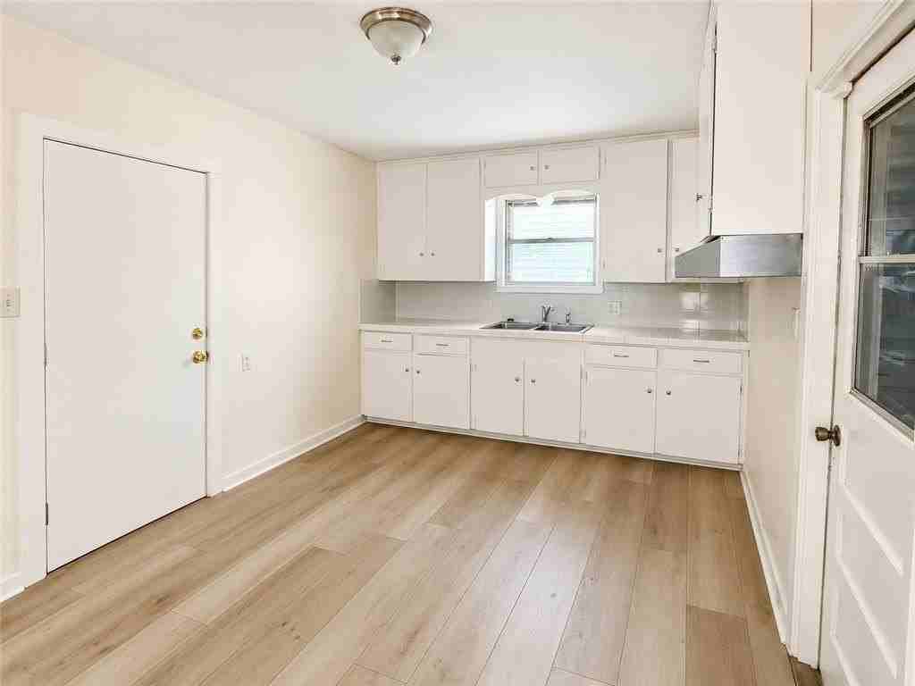 833 Booty St - Photo 3 of 9