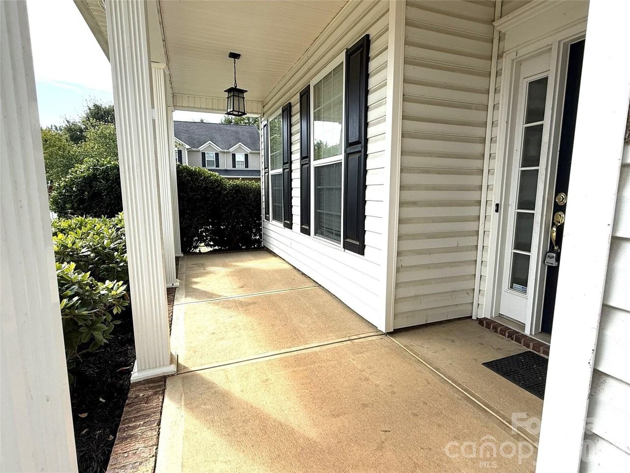 16727 Macanthra Dr - Photo 3 of 47