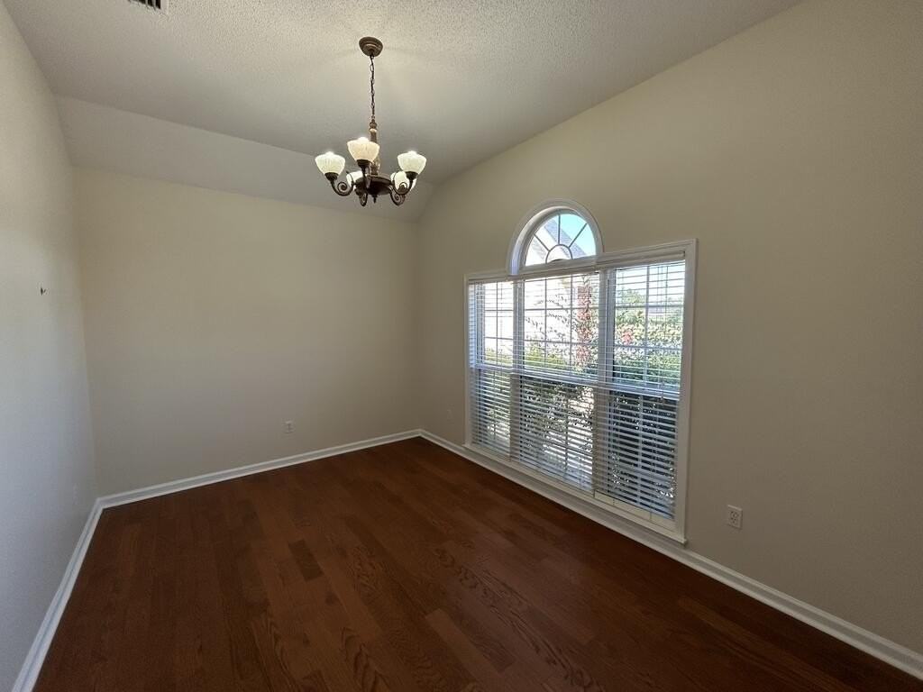 110 Princeton Dr - Photo 2 of 14