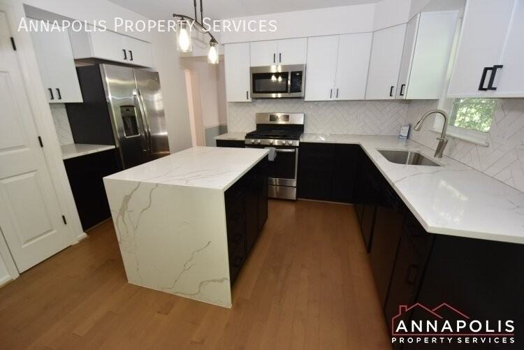 2808 Traxler Ct - Photo 2 of 32