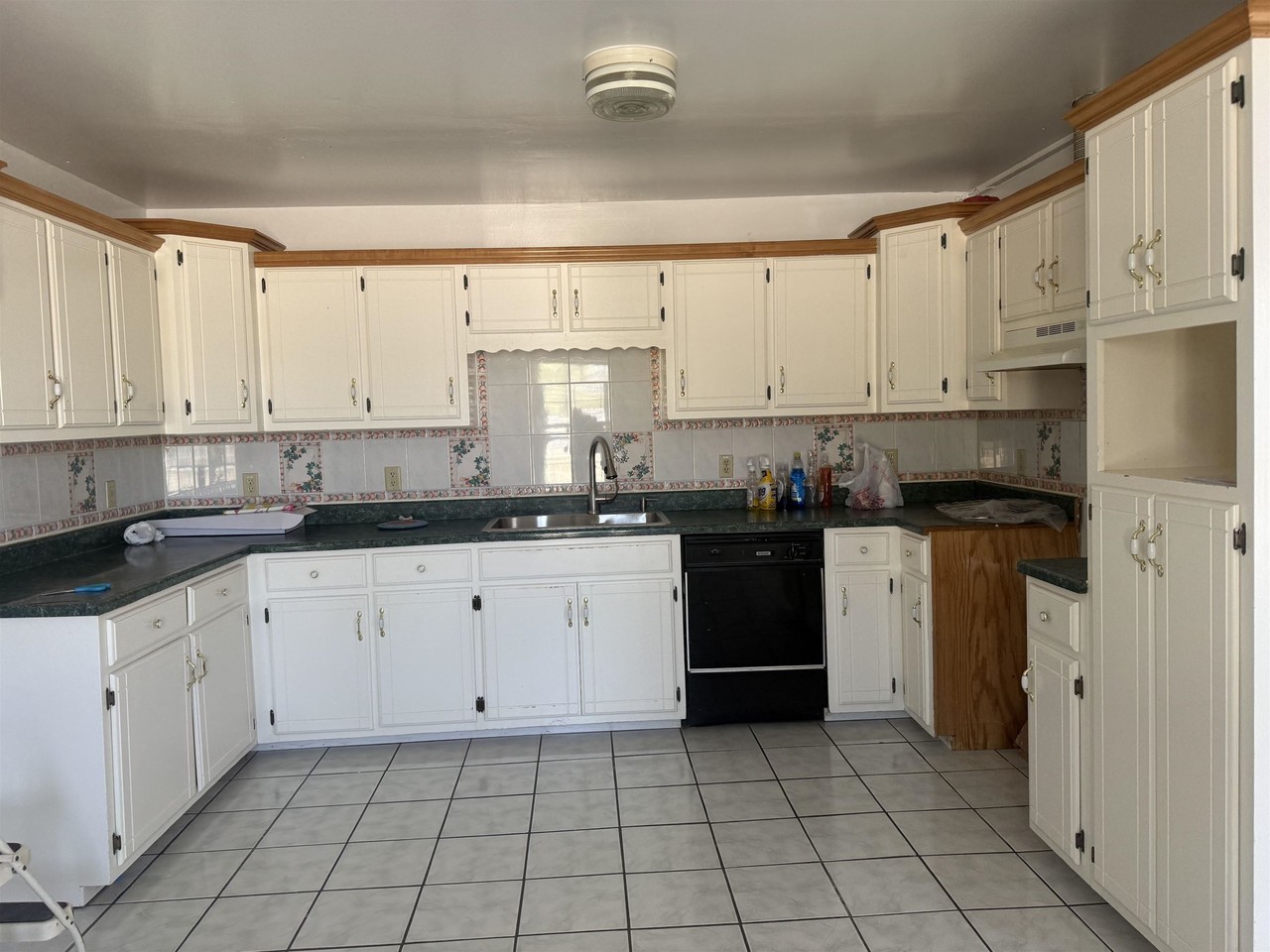 505 E Bowie St - Photo 3 of 12