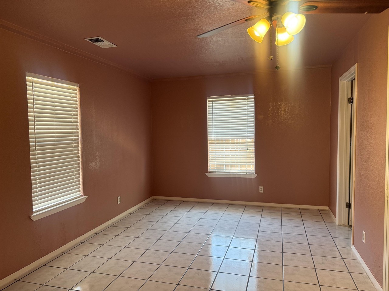 505 E Bowie St - Photo 5 of 12