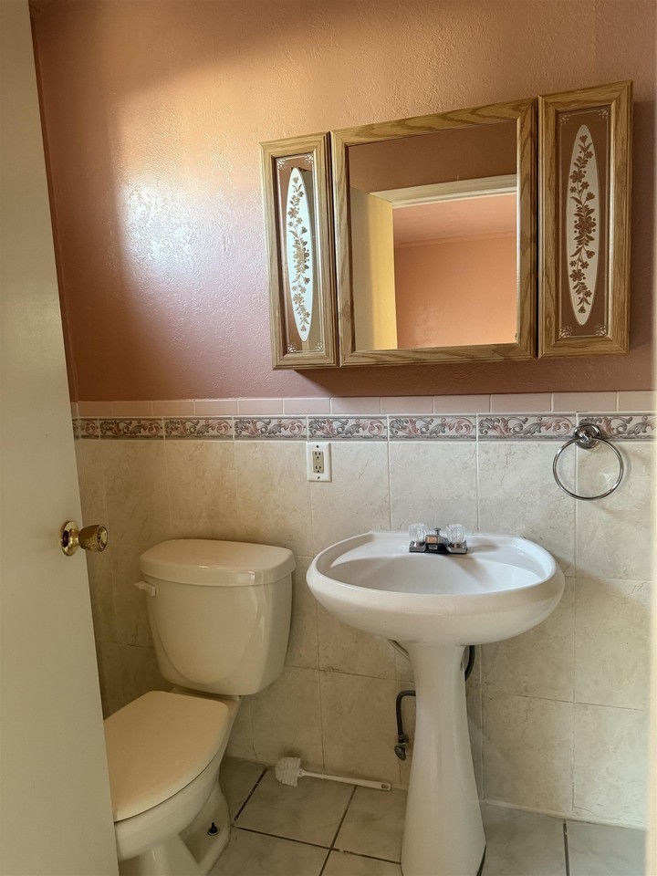 505 E Bowie St - Photo 6 of 12
