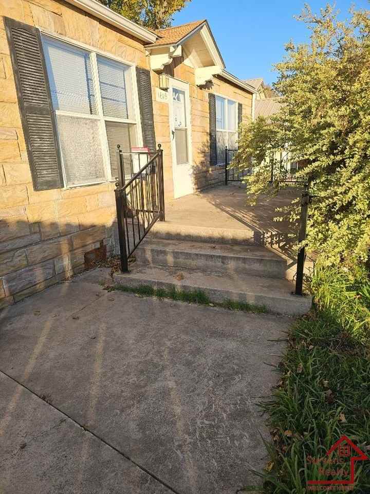 1609 Sw B Ave - Photo 4 of 18