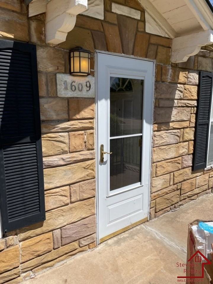 1609 Sw B Ave - Photo 5 of 18