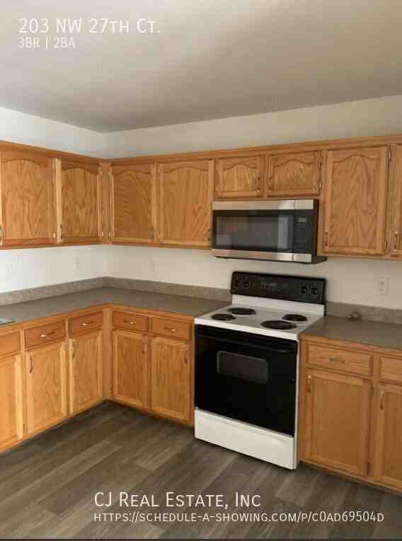 203 Nw 27th Street Ct - Photo 2 of 4
