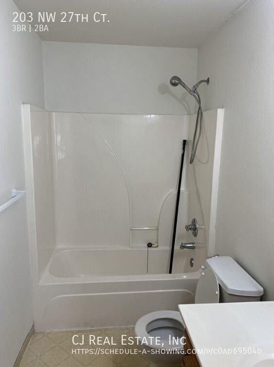 203 Nw 27th Street Ct - Photo 3 of 4
