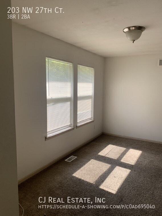 203 Nw 27th Street Ct - Photo 4 of 4