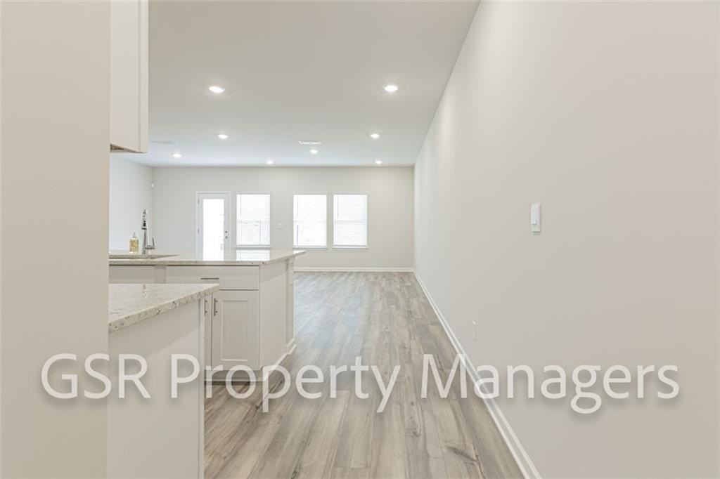 377 Timberland Ave - Photo 3 of 33