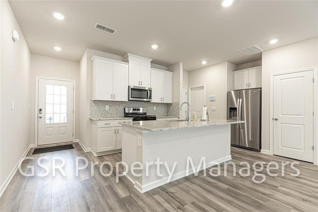 377 Timberland Ave - Photo 5 of 33