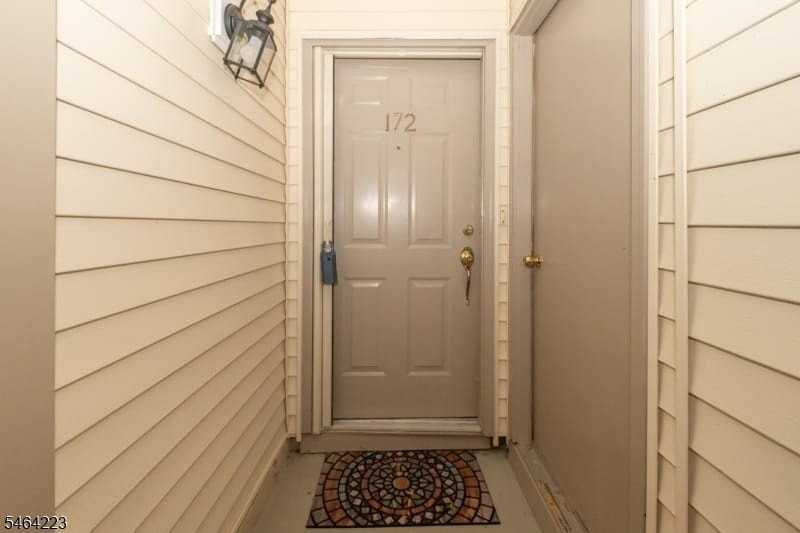 172 Potomac Dr - Photo 2 of 33