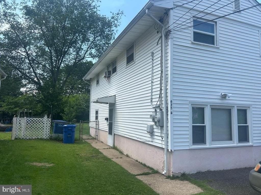 675 Henry St - Photo 2 of 11