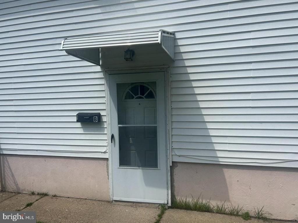 675 Henry St - Photo 3 of 11
