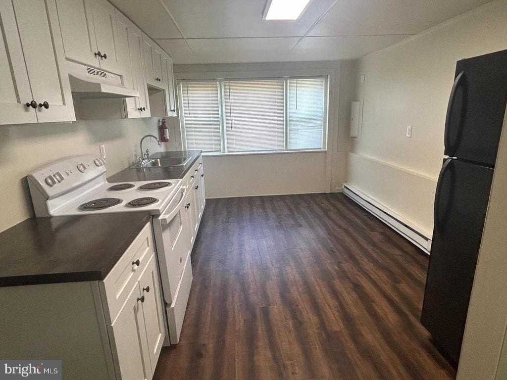 675 Henry St - Photo 4 of 11