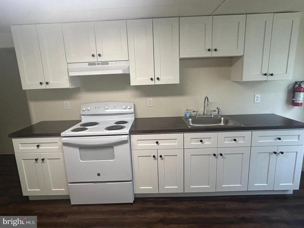 675 Henry St - Photo 5 of 11