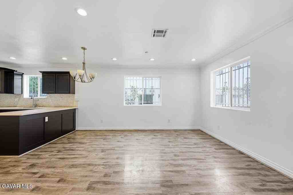 10422 S Figueroa St - Photo 3 of 28