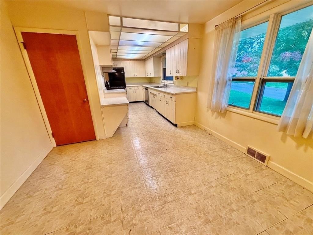 405 Harvard St - Photo 5 of 27