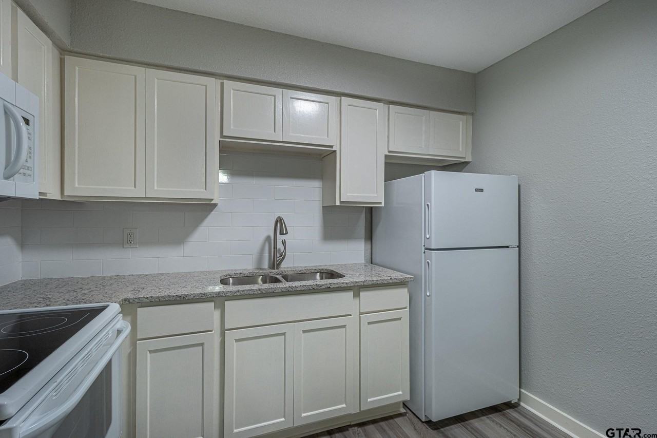 9951 Fm 346 E Apt 1 - Photo 3 of 13