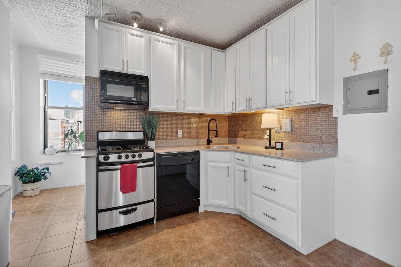 133 Madison St #4L - Photo 4 of 17