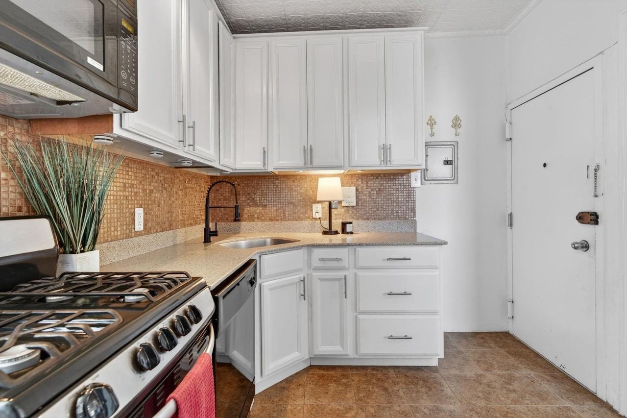 133 Madison St #4L - Photo 6 of 17