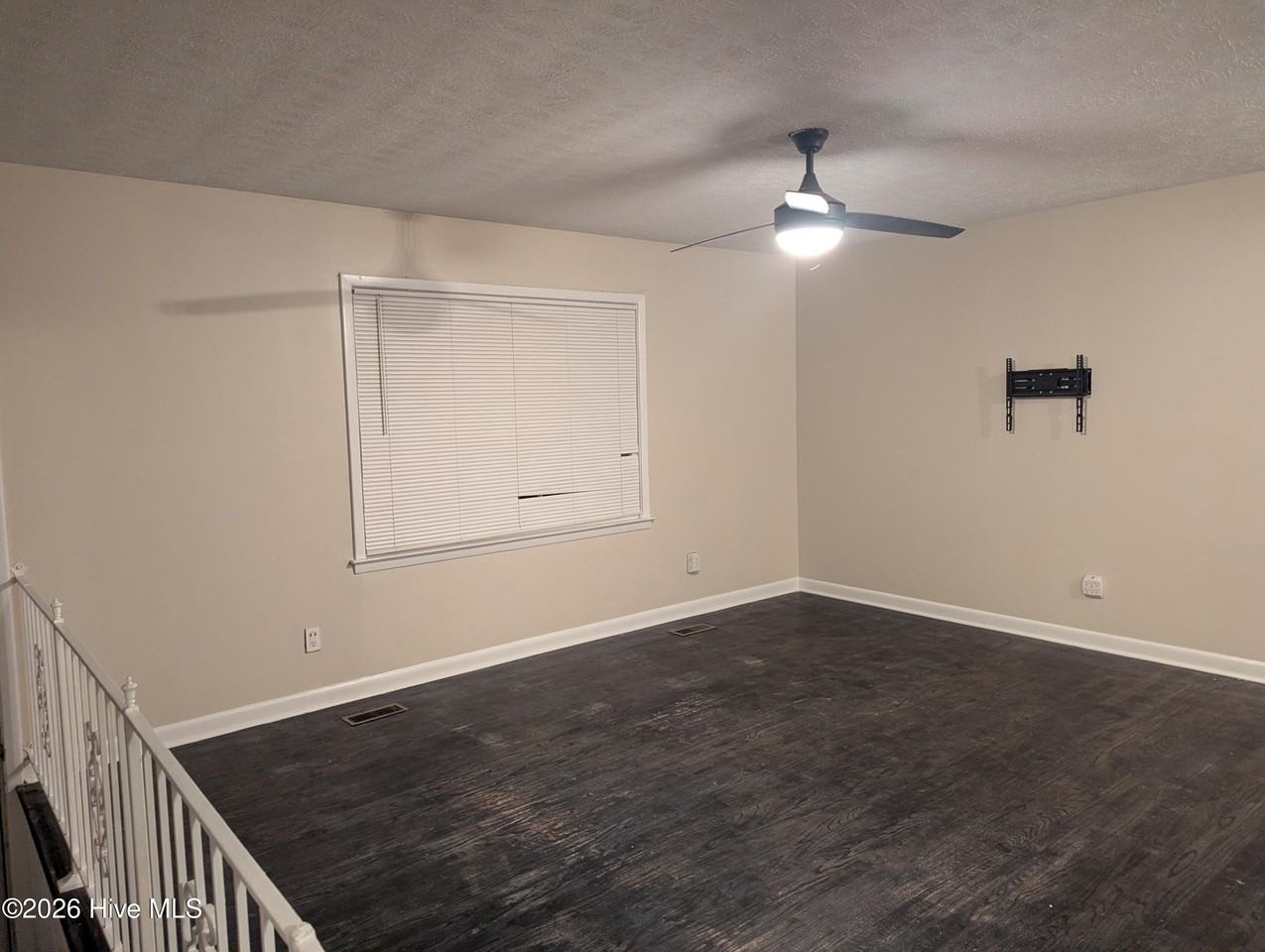 1020 Riverside Cir - Photo 3 of 32