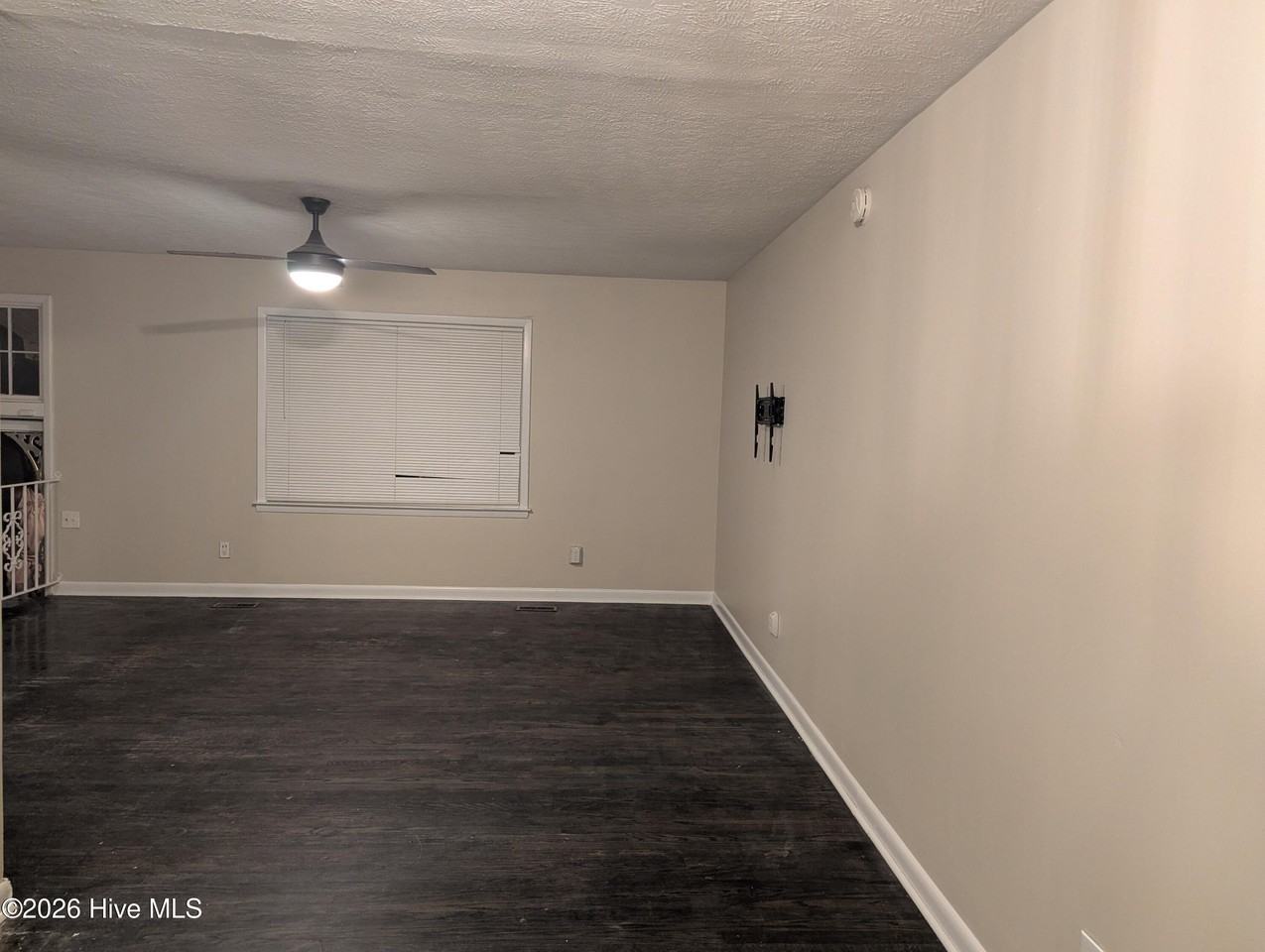 1020 Riverside Cir - Photo 4 of 32