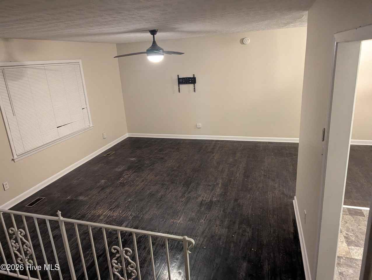 1020 Riverside Cir - Photo 5 of 32