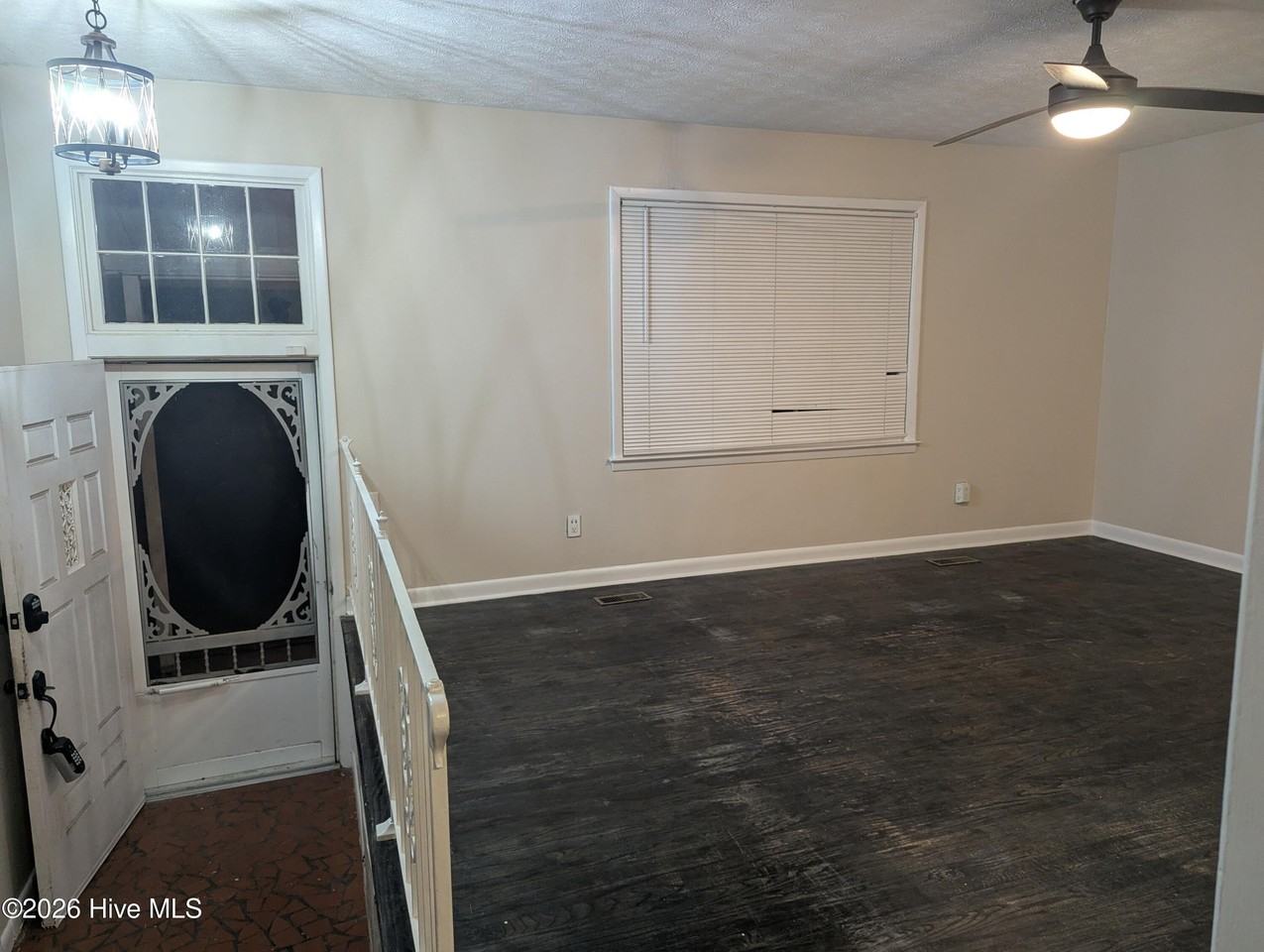 1020 Riverside Cir - Photo 6 of 32