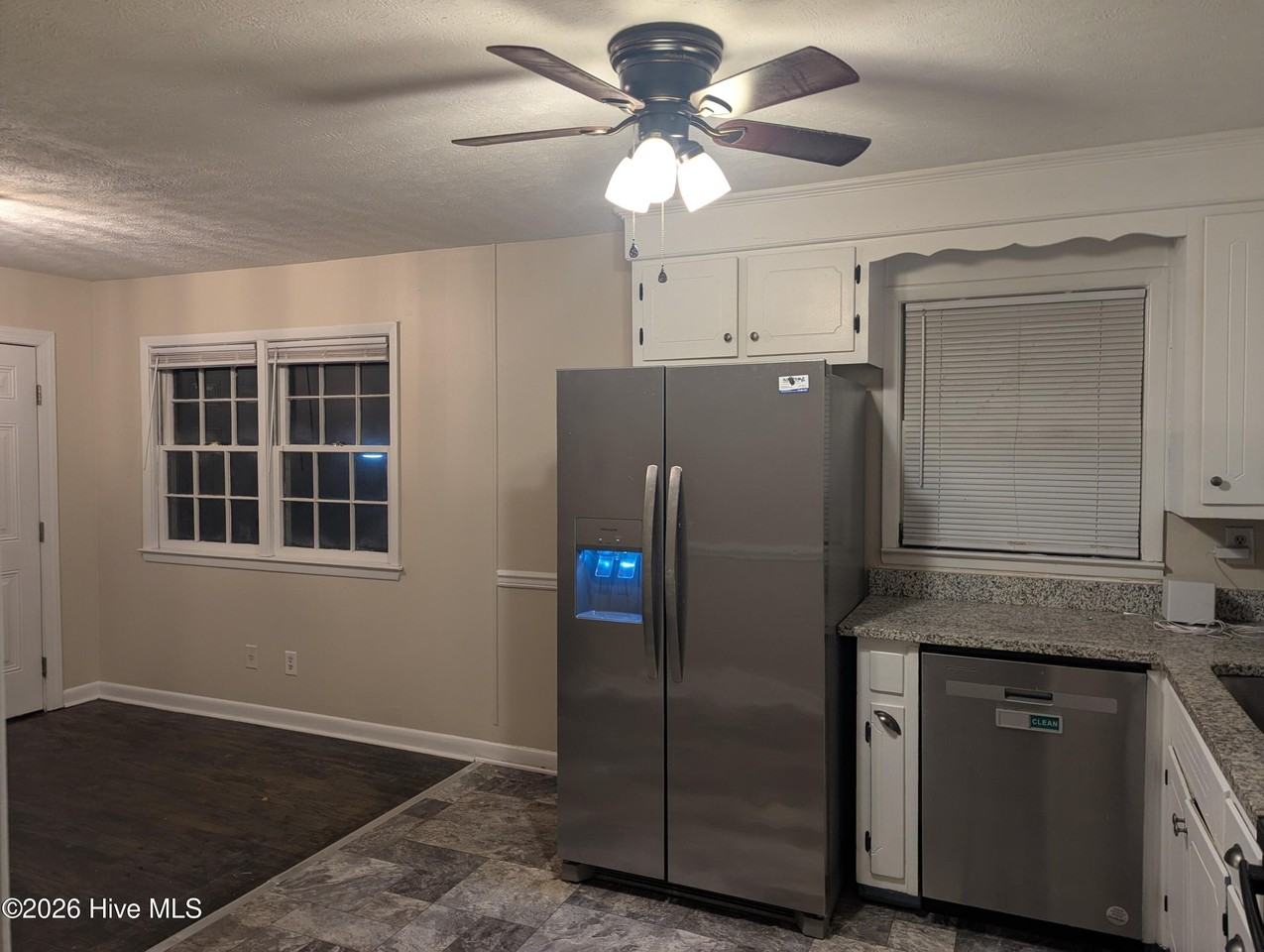 1020 Riverside Cir - Photo 7 of 32