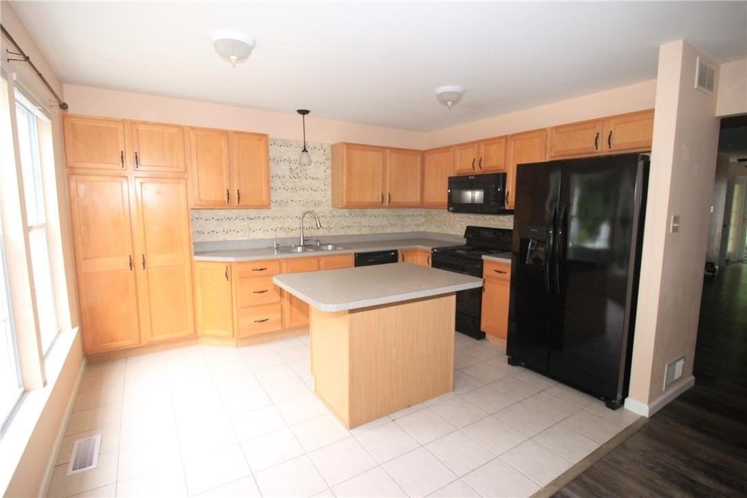 1703 Pinewind Dr - Photo 3 of 29