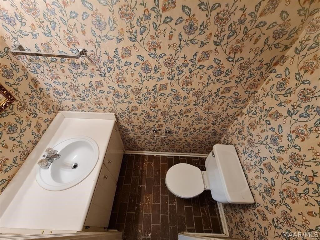 2136 Rexford Rd - Photo 7 of 34