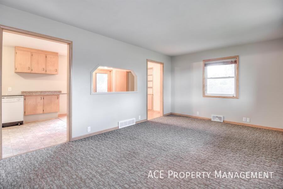 2717 Lawndale Dr - Photo 5 of 18
