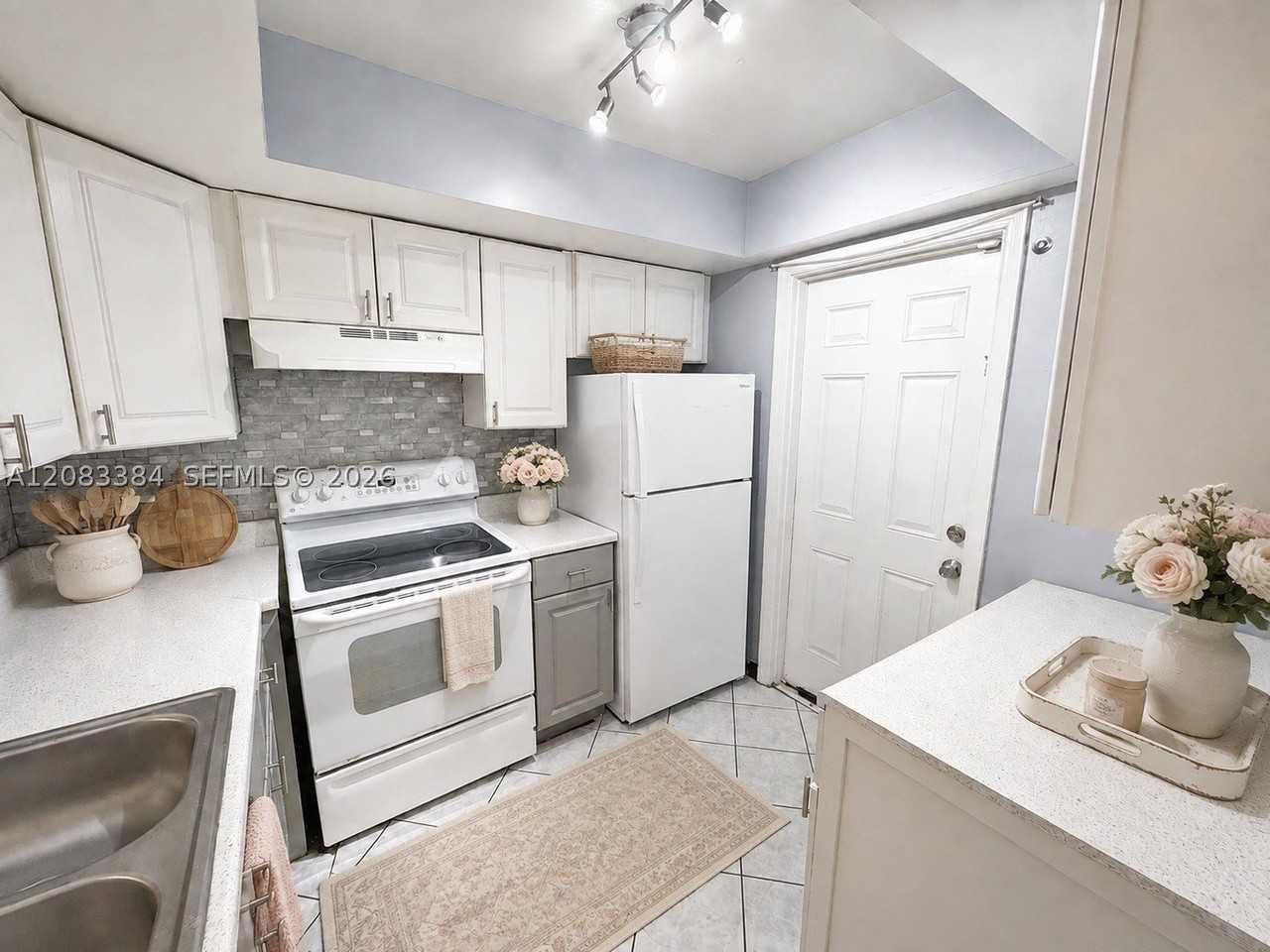 4061 Nw 9th Ave #106 - Photo 4 of 17