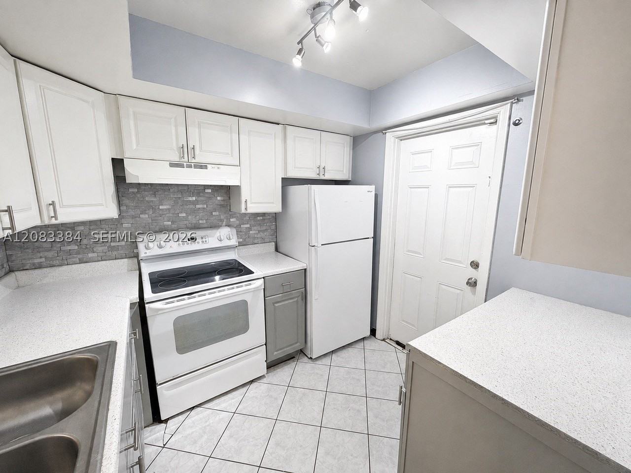 4061 Nw 9th Ave #106 - Photo 5 of 17