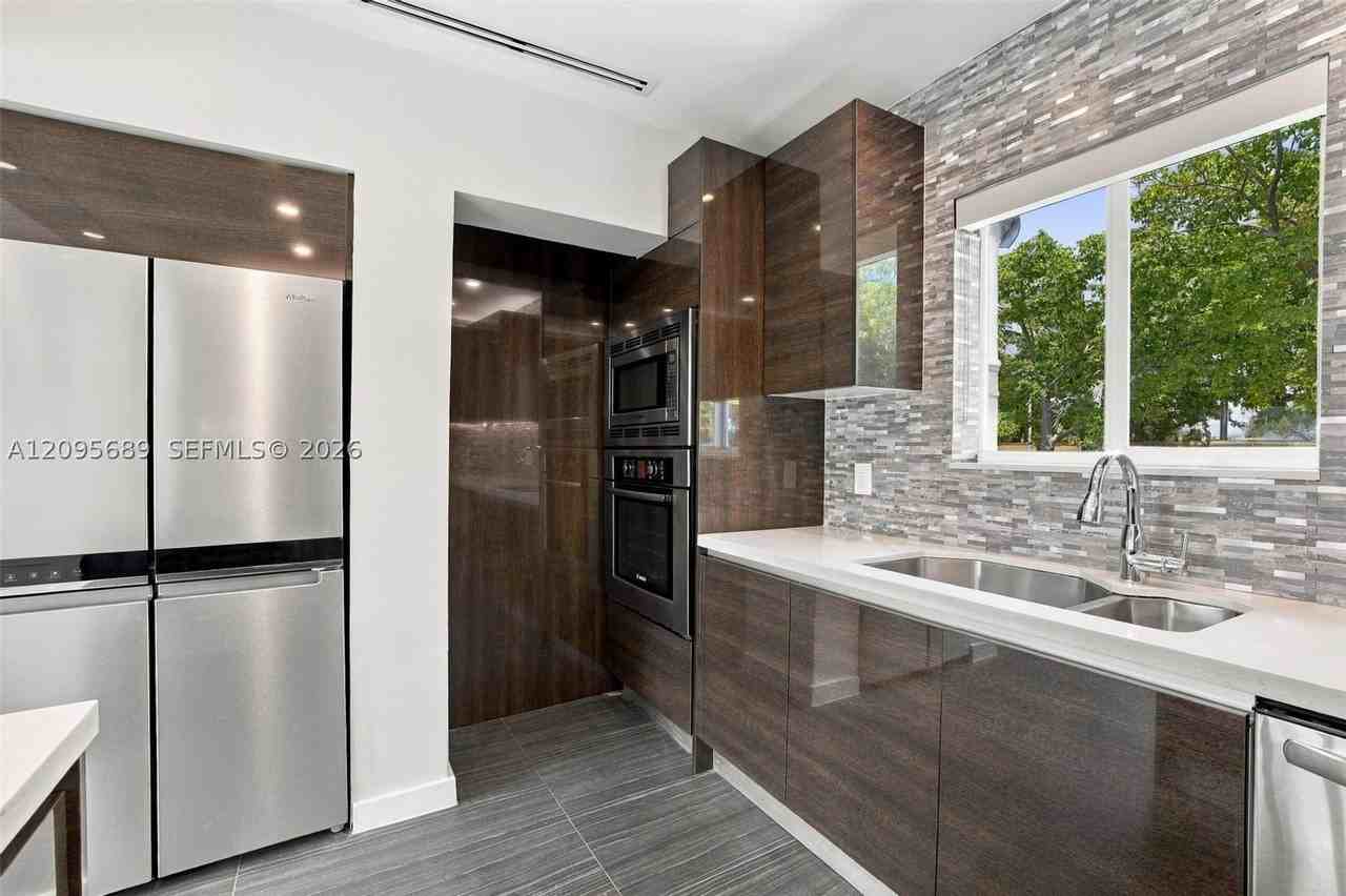 7821 Coquina Dr - Photo 4 of 50