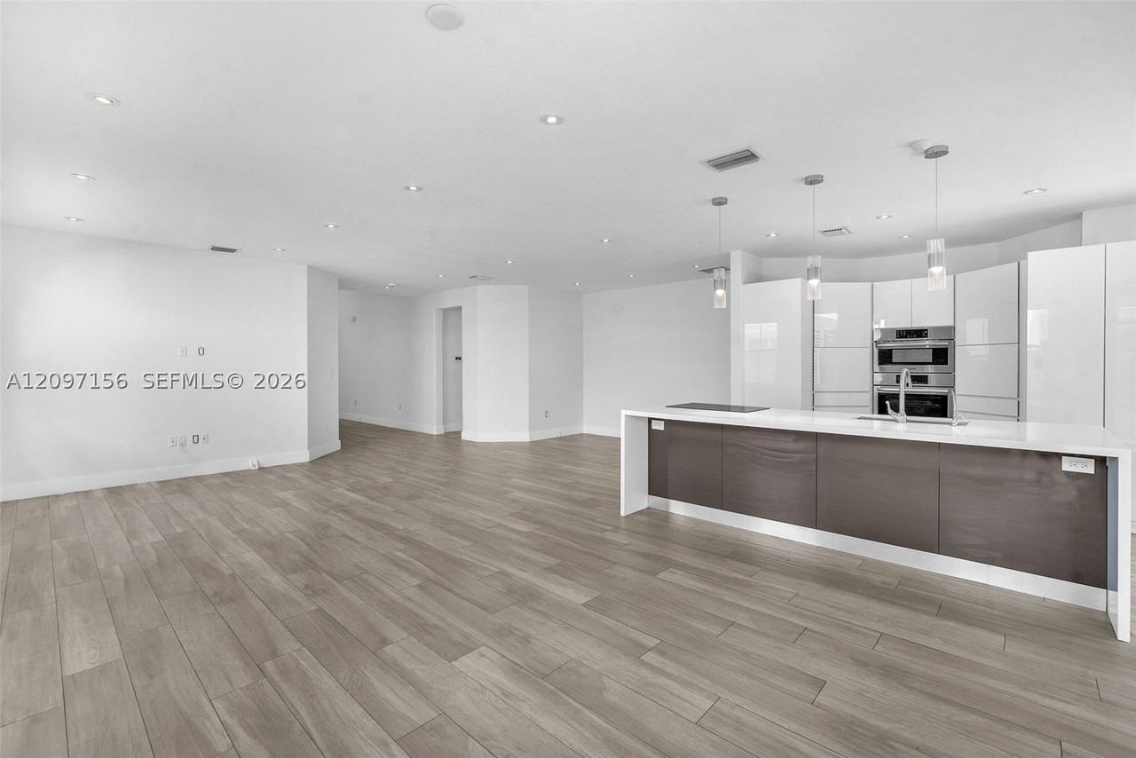 11430 Nw 82nd Ter - Photo 3 of 30