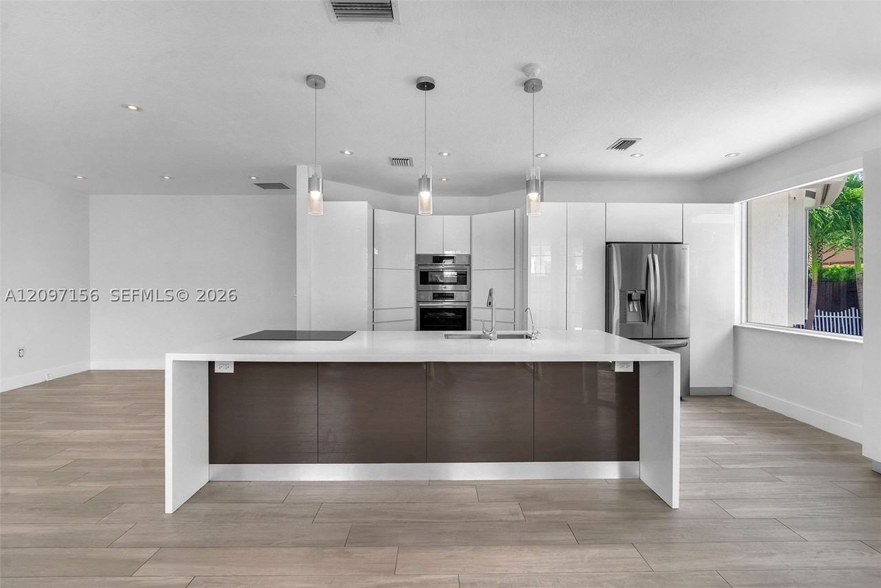 11430 Nw 82nd Ter - Photo 4 of 30