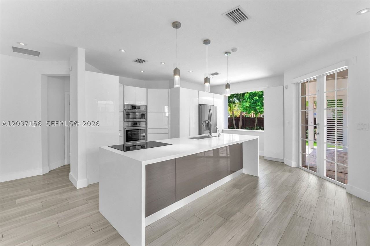 11430 Nw 82nd Ter - Photo 5 of 30