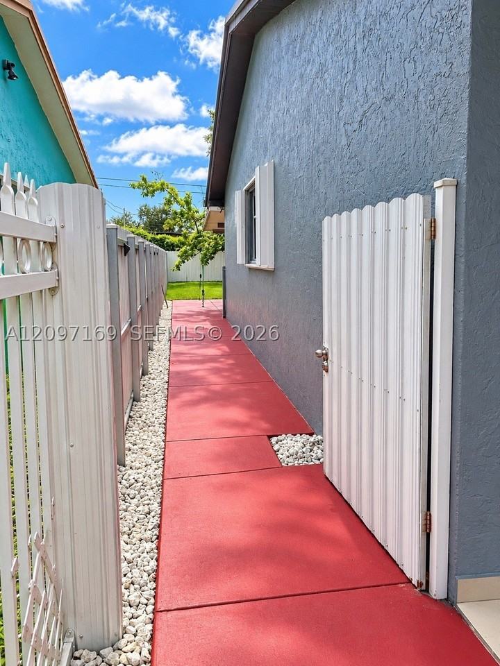 3024 Nw 55th St - Photo 4 of 19