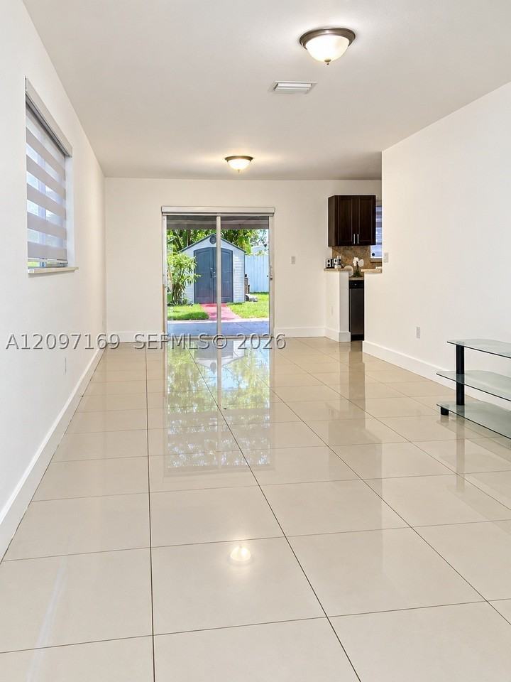 3024 Nw 55th St - Photo 5 of 19