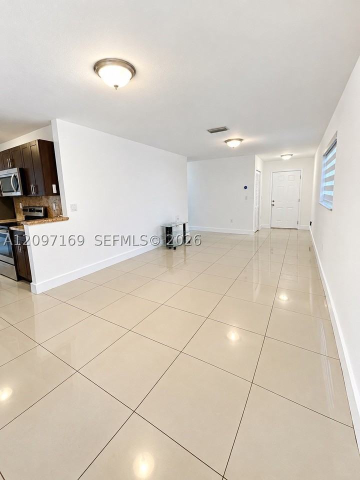 3024 Nw 55th St - Photo 6 of 19