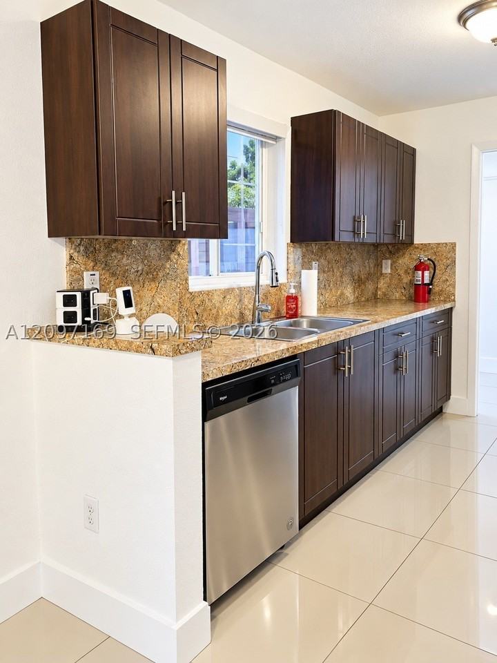 3024 Nw 55th St - Photo 7 of 19
