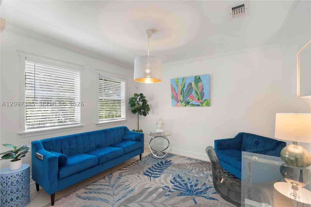 945 Ne 78th St #0 - Photo 4 of 44