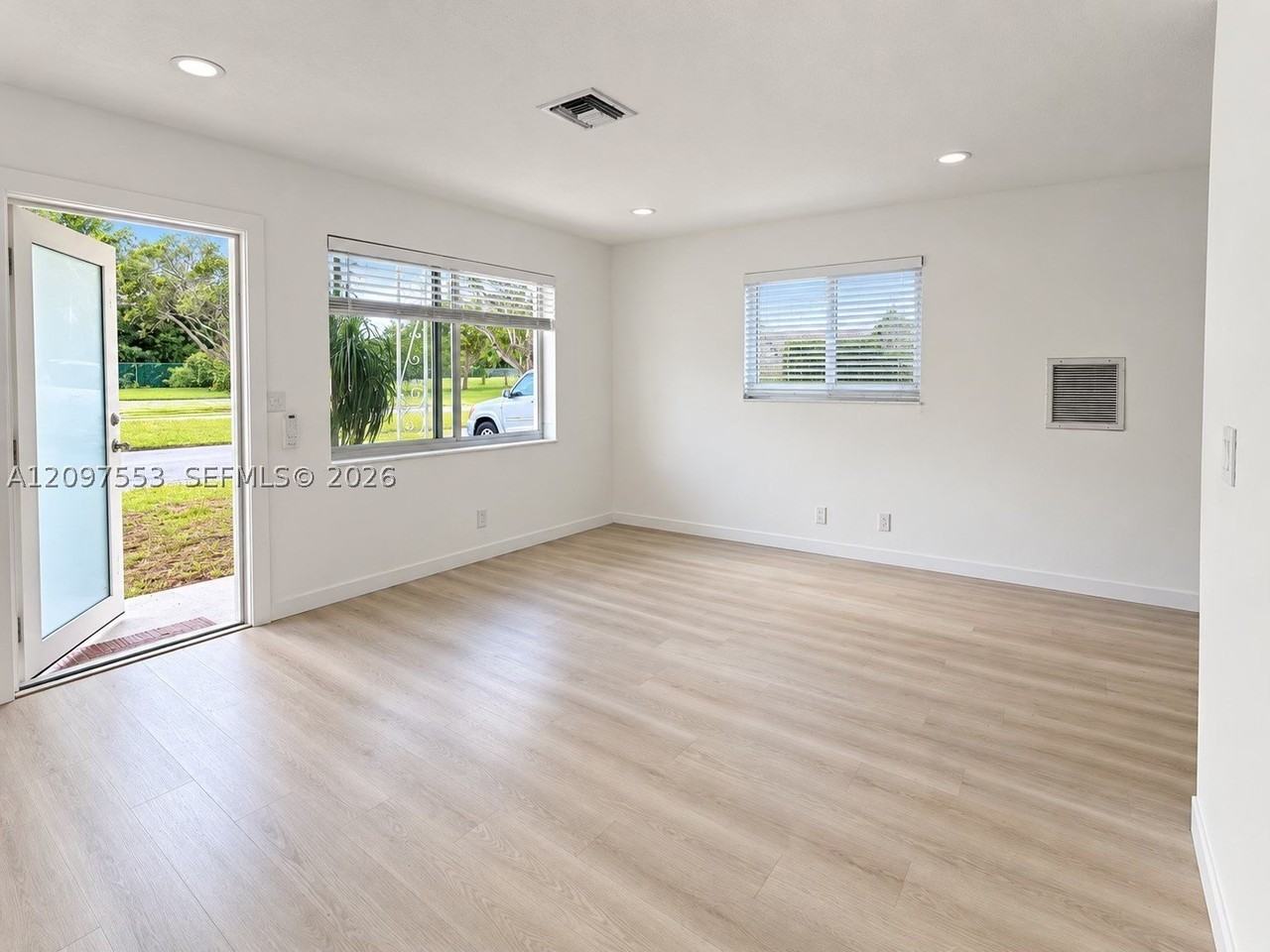 4570 Nw 17th Ave - Photo 4 of 18